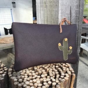 Pochette en cuir chocolat et cactus vert