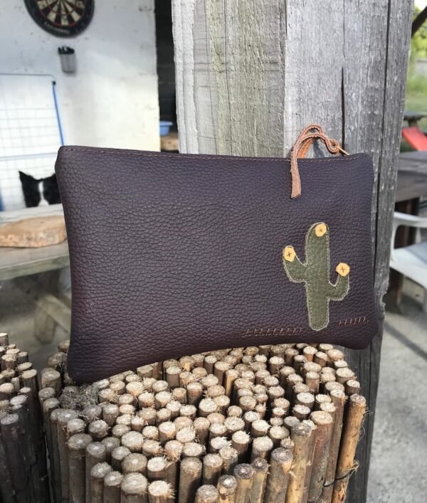 Pochette en cuir chocolat et cactus vert