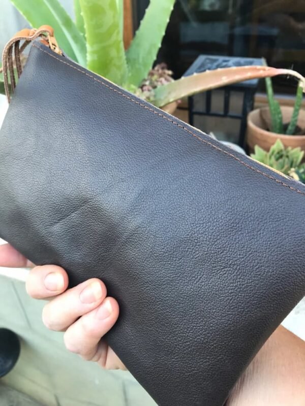 Pochette en cuir chocolat et cactus vert vue portée