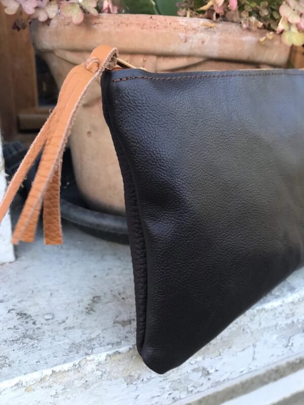 Pochette en cuir chocolat et cactus vert détail lacet
