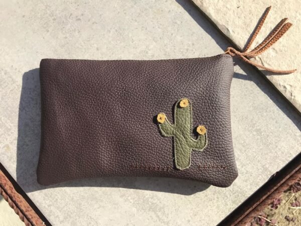 Pochette en cuir chocolat et cactus vert