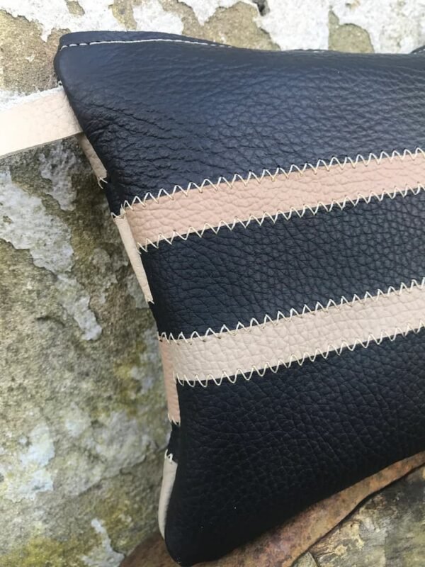 Pochette rayée beige et noir détails dos