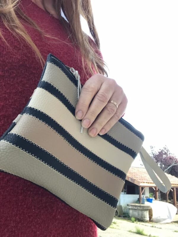 Pochette rayée beige et noir vue portée
