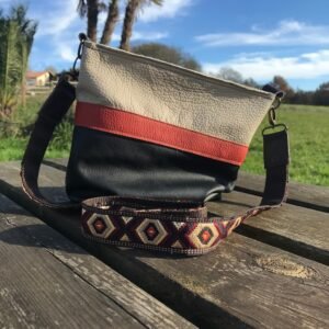 Sac en cuir revalorisé MAJI avec une sangle style ethnique