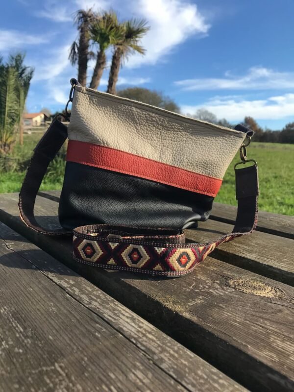 Sac en cuir revalorisé MAJI avec une sangle style ethnique