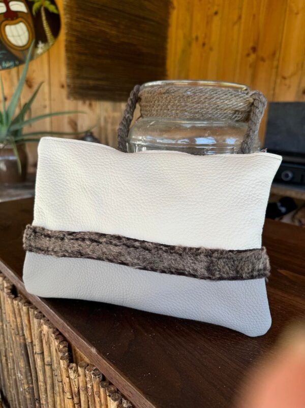 Pochette XL en cuir beige gris et poils