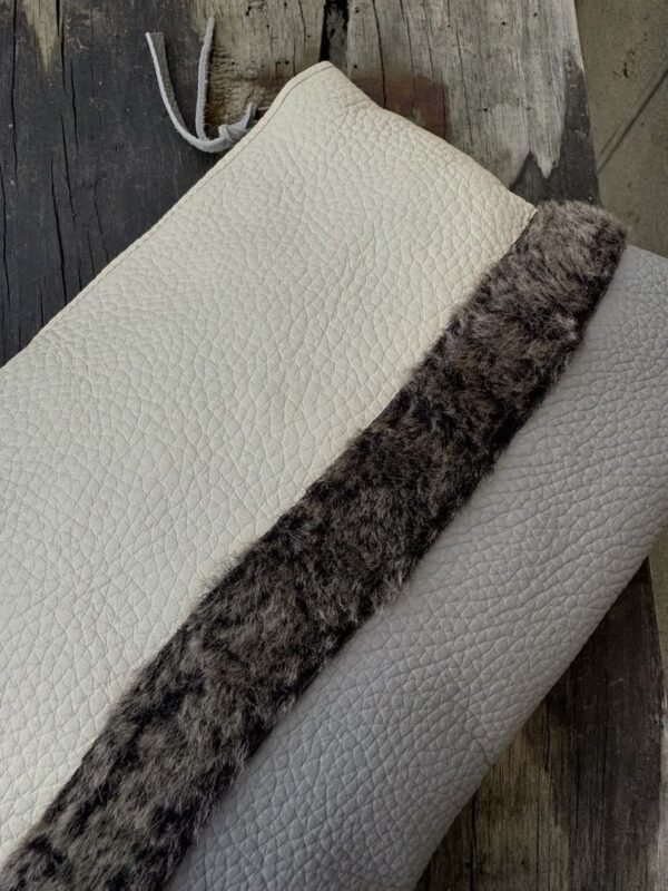 Grande pochette en cuir beige gris et poils – Image 3