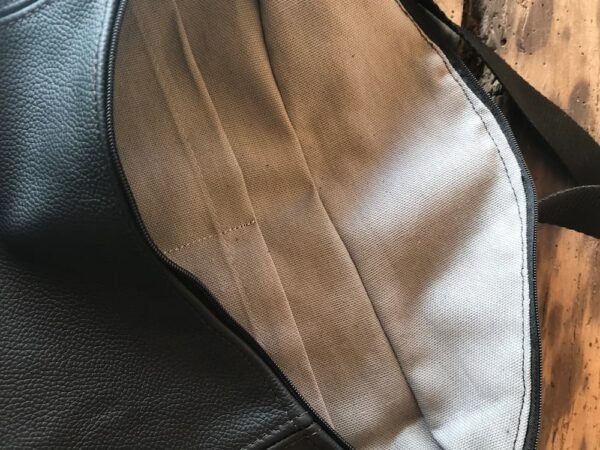 banane en cuir noir CATORI intérieur