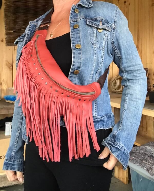 Banane western en cuir rose avec franges et clous