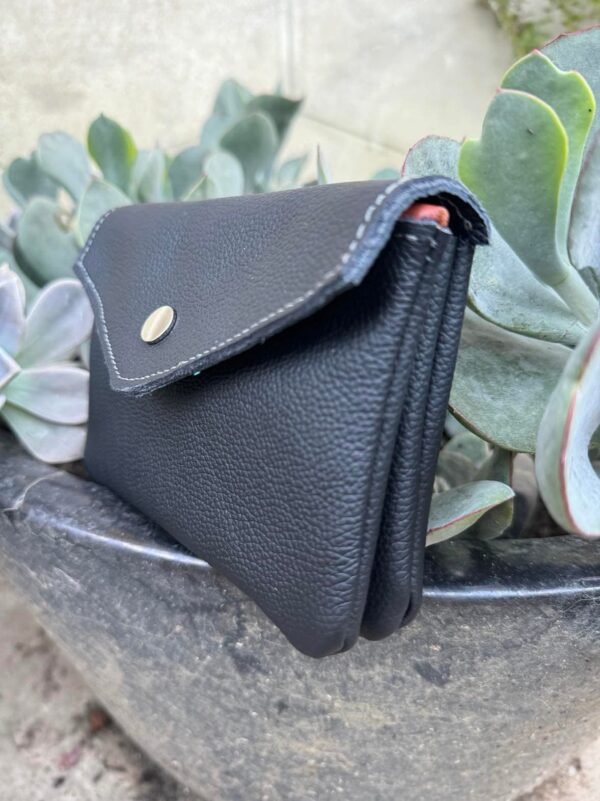 Pochette en cuir noir URIKA vue de côté