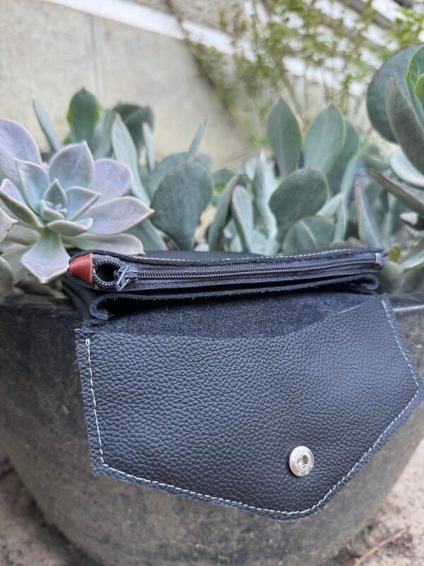 Pochette en cuir noir URIKA vue ouverte