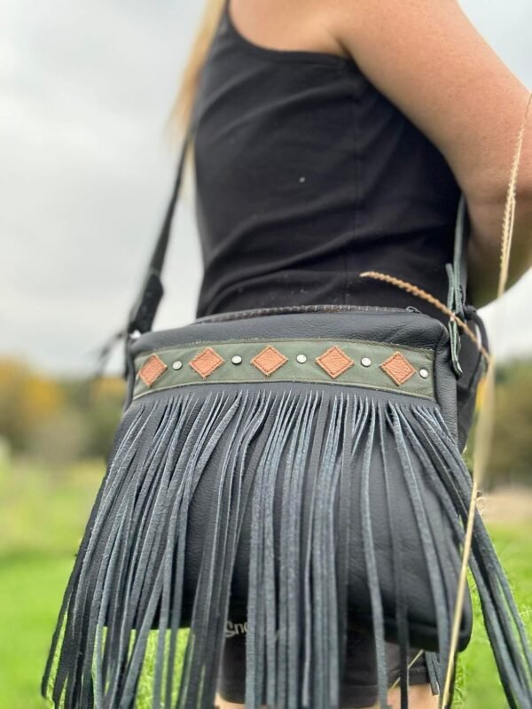 Sac western en cuir noir KIMI vue porté