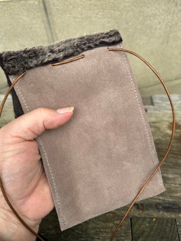 Pochette en cuir pour téléphone couleur taupe lacet couleur cuivre