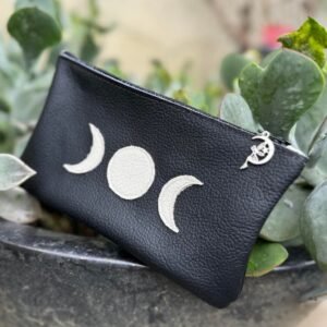 Pochette en cuir noir et lunes, breloque fée