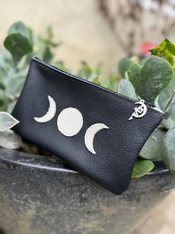 Pochette en cuir noir et lunes, breloque fée
