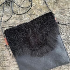 Besace noir en cuir et peau de mouton