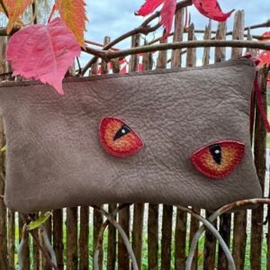 Pochette cuir taupe yeux de dragon