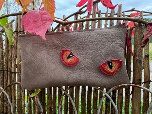 Pochette cuir taupe yeux de dragon