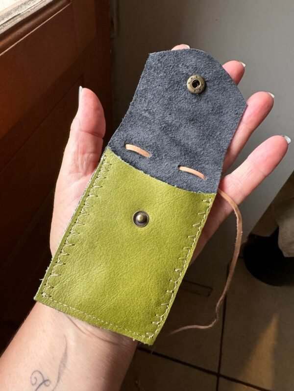 Pochette à amulette en cuir noir et vert olive ouverte