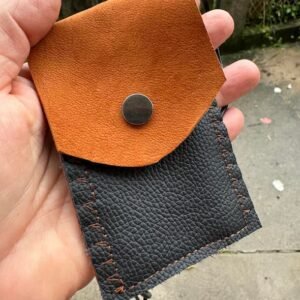 Pochette à amulettes en cuir marron et noir.
