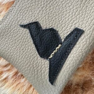 Pochette en cuir moka et chapeau de sorcière