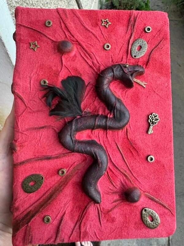Grimoire Serpent à plumes en cuir rouge et breloque couleur bronze