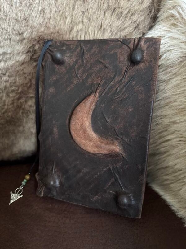 Grimoire LUNA en cuir marron marque page breloque et perles