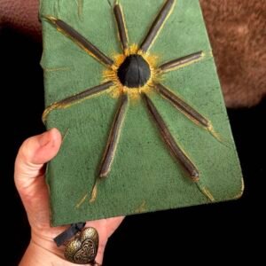 Grimoire Soleil vert avec breloque cœur et clé couleur bronze