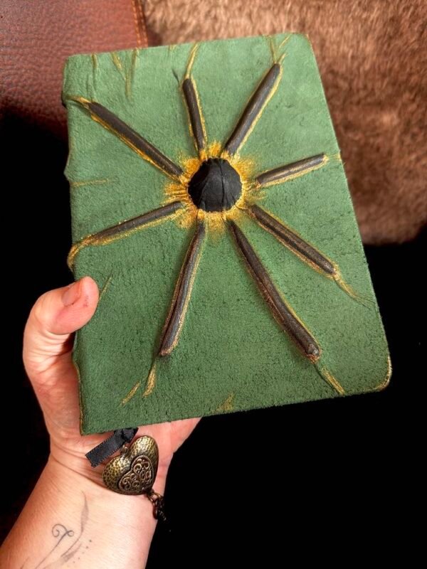 Grimoire Soleil vert avec breloque cœur et clé couleur bronze