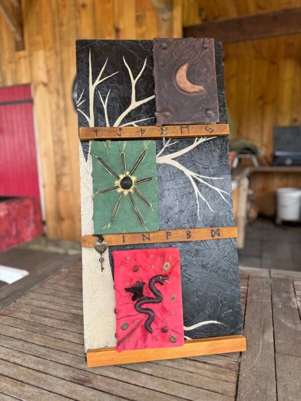 Grimoires sur support en bois DIY