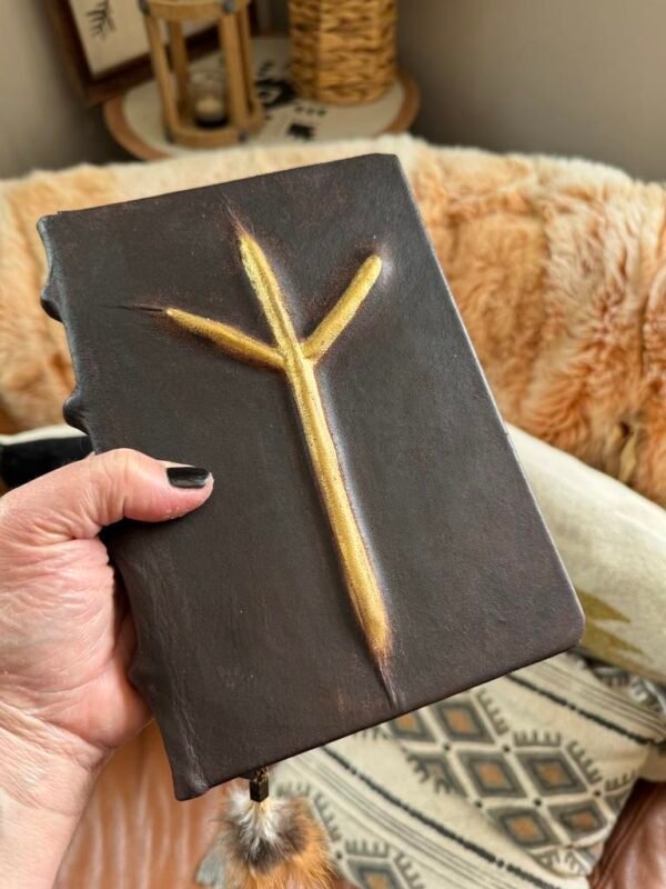 Grimoire Protection en cuir marron breloque plumes