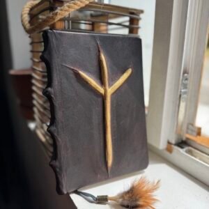 Grimoire Protection en cuir marron breloque plumes vu de face