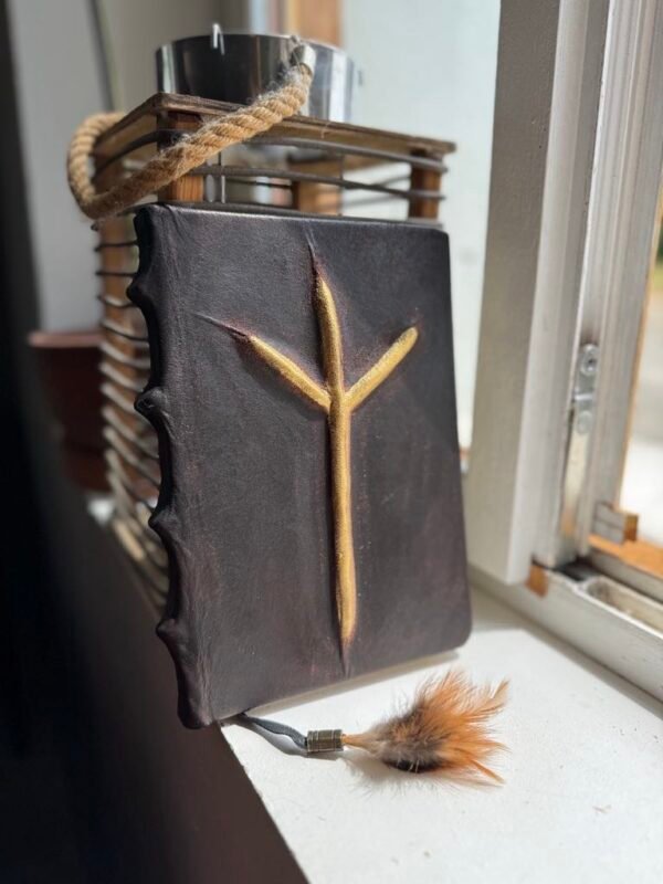 Grimoire Protection en cuir marron breloque plumes vu de face