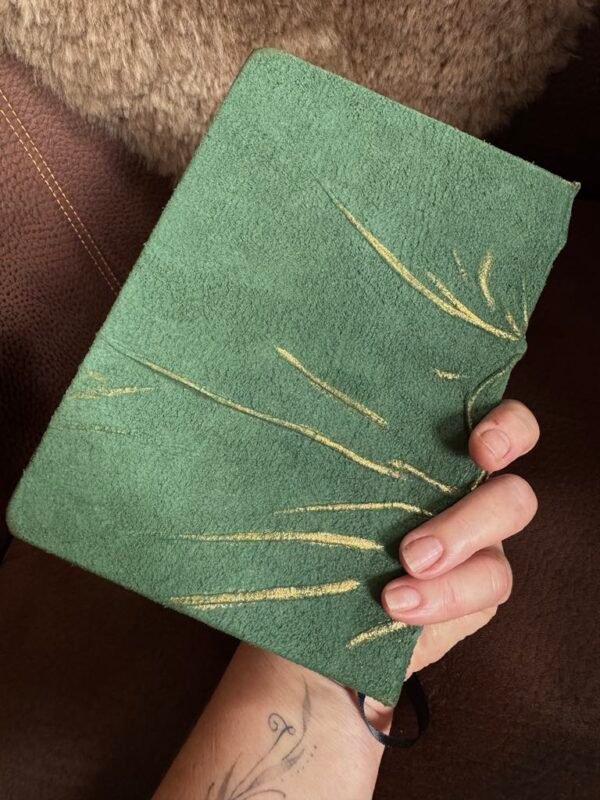 Grimoire Soleil vert avec breloque cœur et clé couleur bronze vu de dos