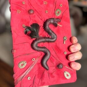 Grimoire Serpent à plumes en cuir rouge et breloque couleur bronze