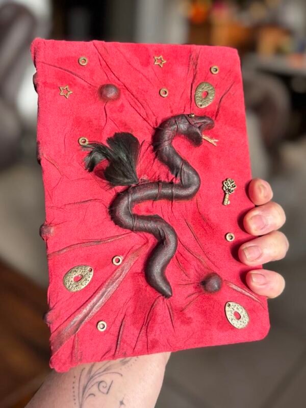 Grimoire Serpent à plumes en cuir rouge et breloque couleur bronze