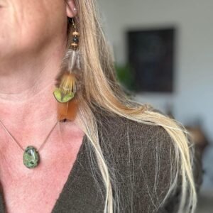 Boucle d'oreille longues plumes et perles vues portées