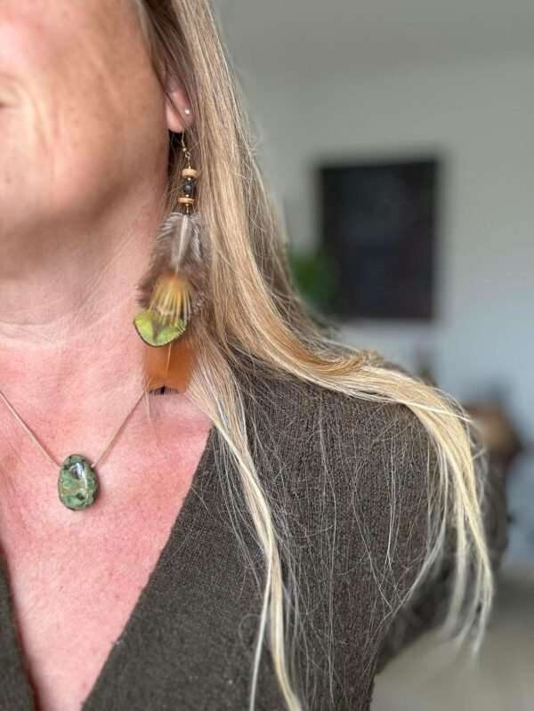 Boucle d'oreille longues plumes et perles vues portées