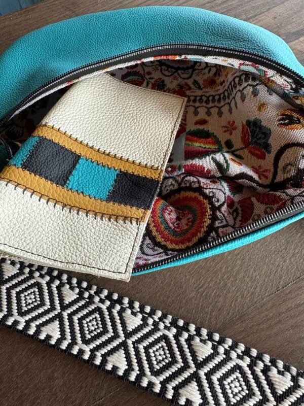 Banane en cuir turquoise vue intérieur et porte chéquier assorti