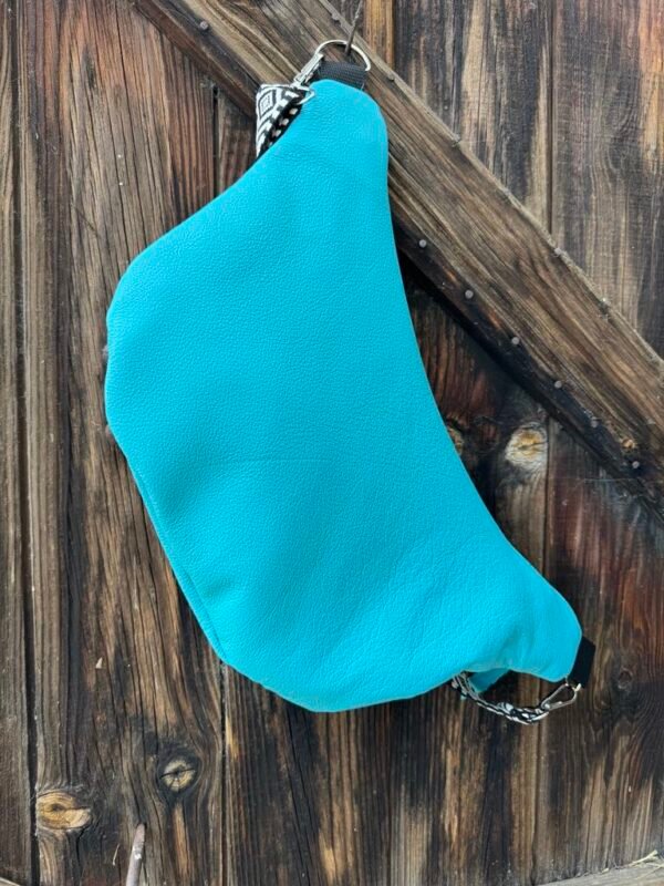 Banane en cuir turquoise dos