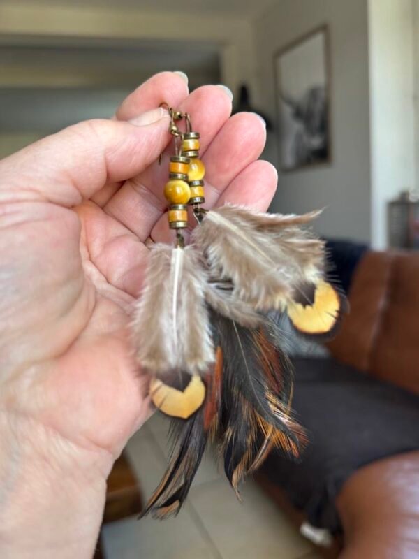Boucles plumes et perles œil de tigre