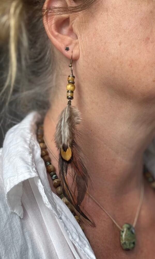Boucles plumes et perles œil de tigre