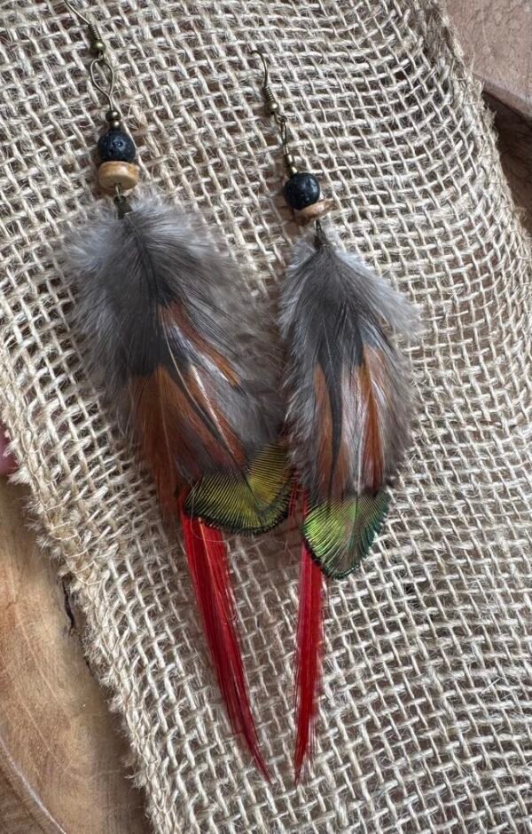 Boucles plumes et perles lave noire