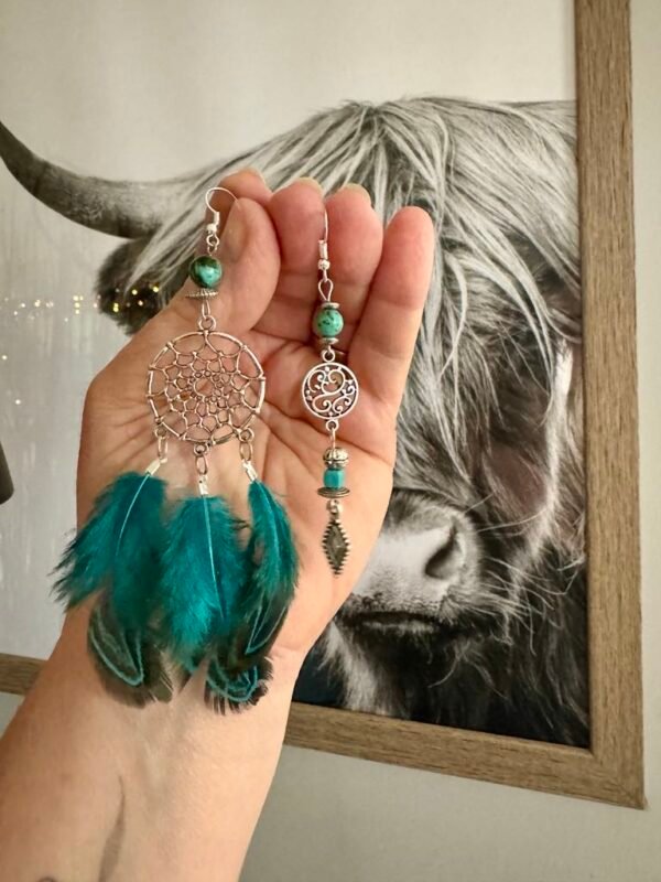 Boucles d'oreilles dépareillées attrape rêves et plumes turquoises
