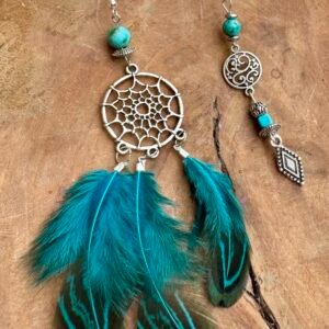 Boucles d'oreilles dépareillées attrape rêves et plumes turquoises