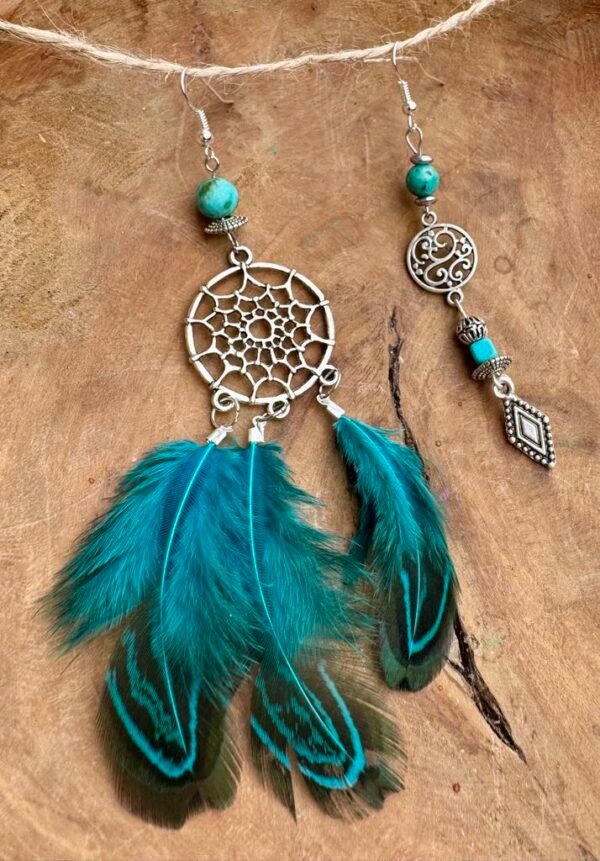 Boucles d'oreilles dépareillées attrape rêves et plumes turquoises