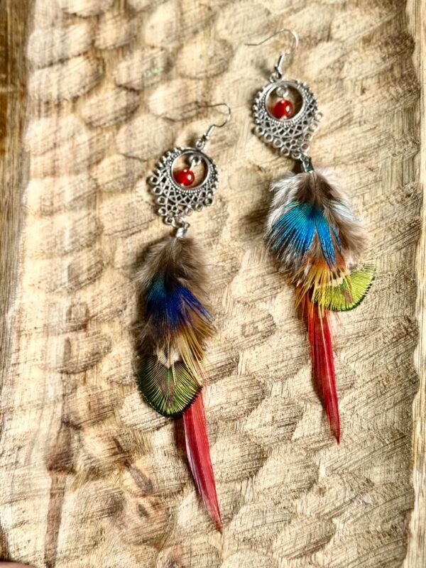 Boucles plumes et perles cornaline
