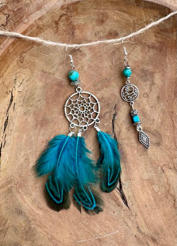 Boucles d'oreilles dépareillées attrape rêves et plumes turquoises