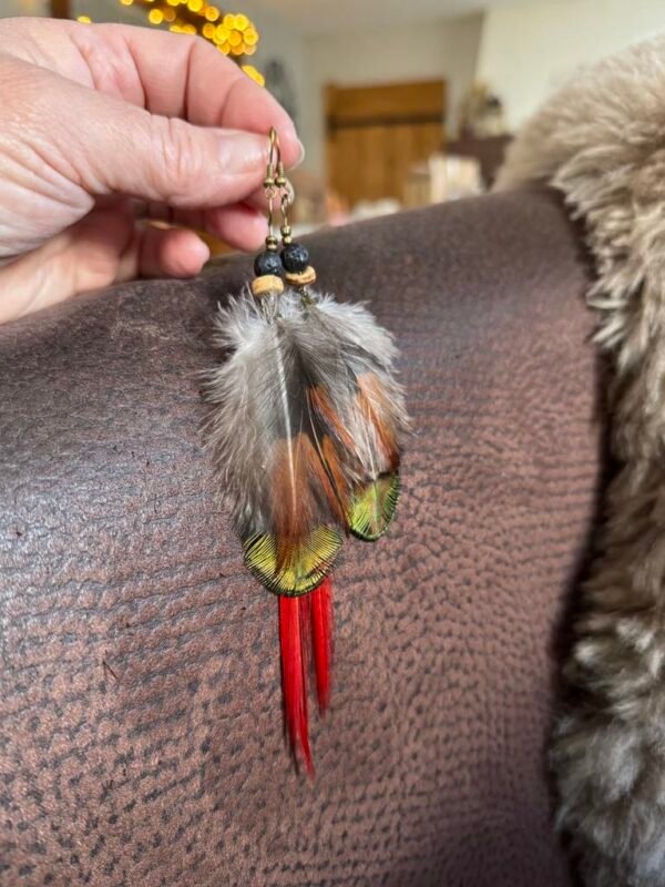Boucles plumes et perles de lave noire