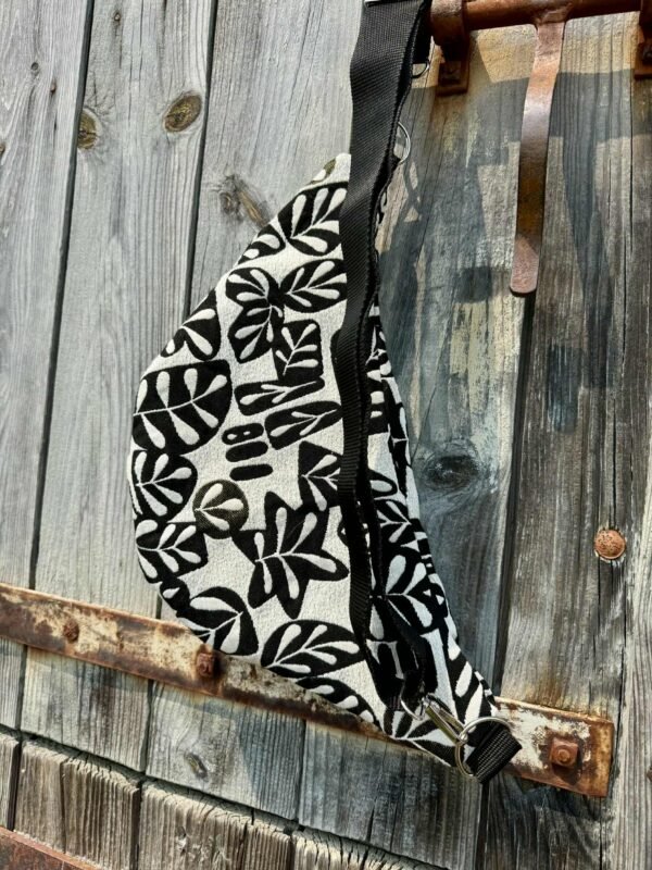 Banane en tissus noir et blanc motif feuilles avec lacet turquoise. Dos
